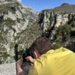 Fotograf beim Fotografieren des Canyons – Tagesausflug Canyon du Verdon, Urlaub Frankreich