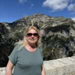 Reisebüro Frankreich Urlaub buchen – Ausblick auf die beeindruckende Natur des Canyon du Verdon mit glücklicher Reisenden.