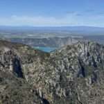 Blick auf den türkisfarbenen See Lac de Sainte-Croix – Tagesausflug Canyon du Verdon, Urlaub Frankreich