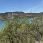 Urlaub Côte d’Azur planen – Blick auf den türkisfarbenen Lac de Sainte-Croix bei einer Reise durch den Canyon du Verdon.