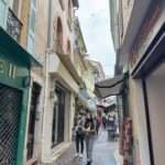 Spaziergang durch die charmanten Altstadtgassen beim Ausflug Grasse und Antibes.