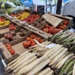 Farbenfroher Marktbesuch beim Antibes Tagestrip mit frischem Gemüse aus der Region.