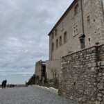 Blick auf das Picasso-Museum bei einer Stadtbesichtigung in der Stadt an der Küste - Antibes.