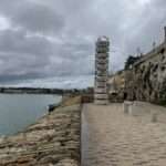 Spaziergang an der Promenade beim Antibes Tagestrip entlang kunstvoller Skulpturen.