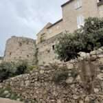 Historische Mauern bei einem Ausflug Grasse und Antibes entdecken.