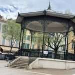 Historischer Musikpavillon auf dem Marktplatz von Antibes bei einem Ausflug Grasse und Antibes.