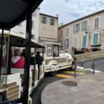 Fahrt mit dem Touristenzug durch Antibes bei einem Antibes Tagestrip.