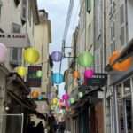 Bunte Papierlaternen schmücken eine Gasse von Antibes beim Antibes Tagestrip.