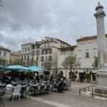 Platz in Antibes mit Restaurants und einer Säule bei einer Stadt an der Küste - Antibes Entdeckung.
