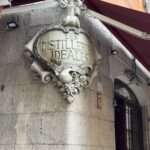 Historisches Wappen "Les Distilleries Idéales" in der Altstadt von Nizza – Nizza erkunden