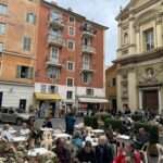 Lebendige Straßenszene mit Café und Kirche in Nizzas Altstadt – Tagesausflug nach Nizza