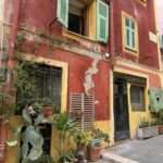 Buntes Altstadthaus mit Pflanzen in Nizza – Nizza Altstadt entdecken