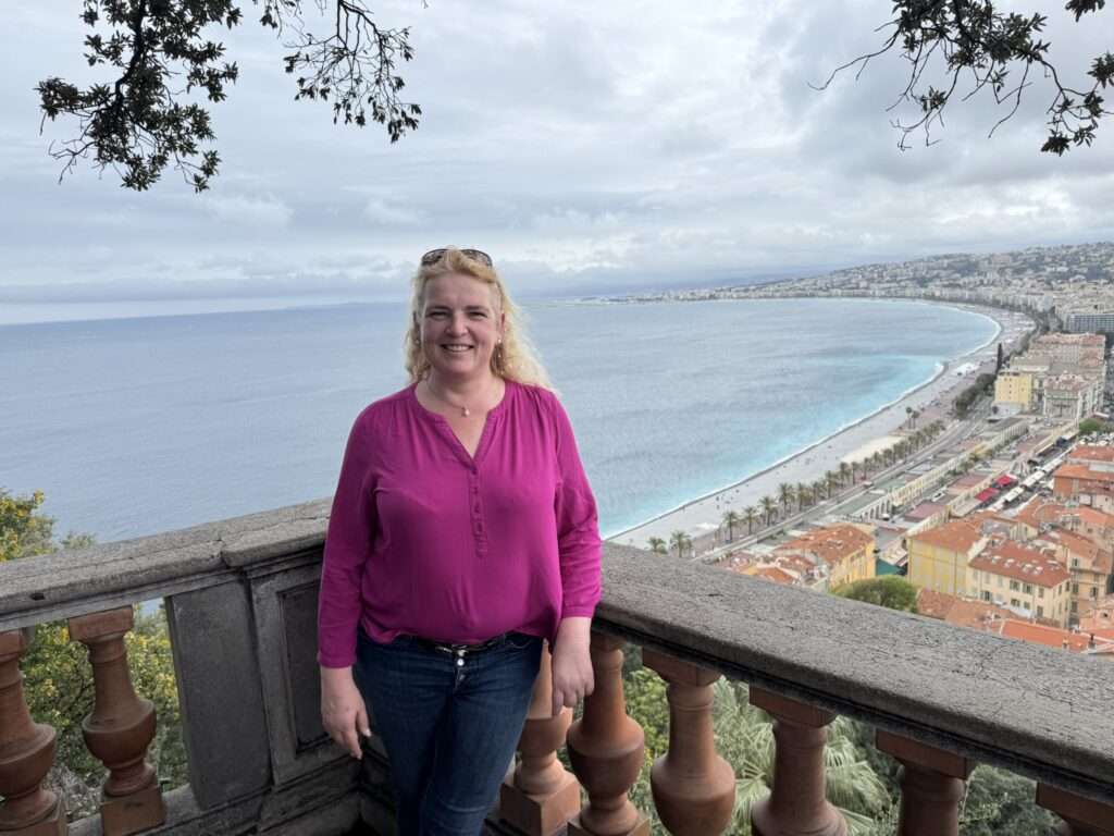 Frau mit Blick auf die Promenade des Anglais in Nizza – Nizza Altstadt entdecken