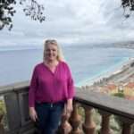 Frau mit Blick auf die Promenade des Anglais in Nizza – Nizza Altstadt entdecken