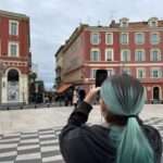 Touristin fotografiert historische Gebäude – Tagesausflug nach Nizza – Urlaub Frankreich, Nizza Urlaub, Altstadt Nizza, Urlaub Côte d’Azur – buchbar bei Budde Urlaubsreisen.