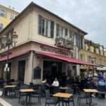 Straßencafé in Nizzas Altstadt – Tagesausflug nach Nizza – Urlaub Frankreich, Nizza Urlaub, Altstadt Nizza, Urlaub Côte d’Azur – buchbar bei Budde Urlaubsreisen.