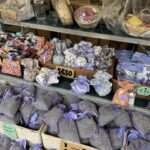 Lavendelprodukte und Souvenirs aus Nizza – Tagesausflug nach Nizza mit Budde Urlaubsreisen genießen.