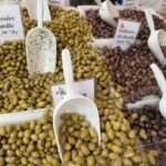Vielfalt an Oliven auf dem Markt in Nizza – Nizza entdecken mit Budde Urlaubsreisen.