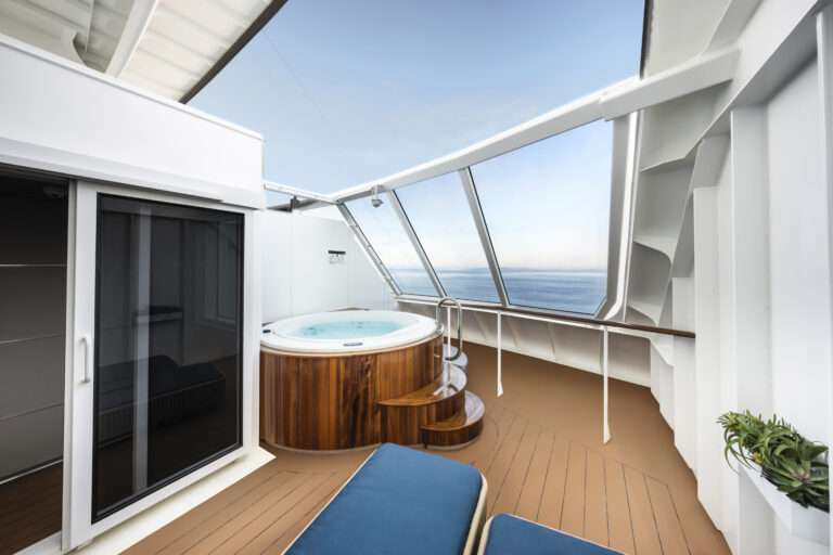 Privater Whirlpool auf der Terrasse der Duplex Suite – MSC Yacht Club