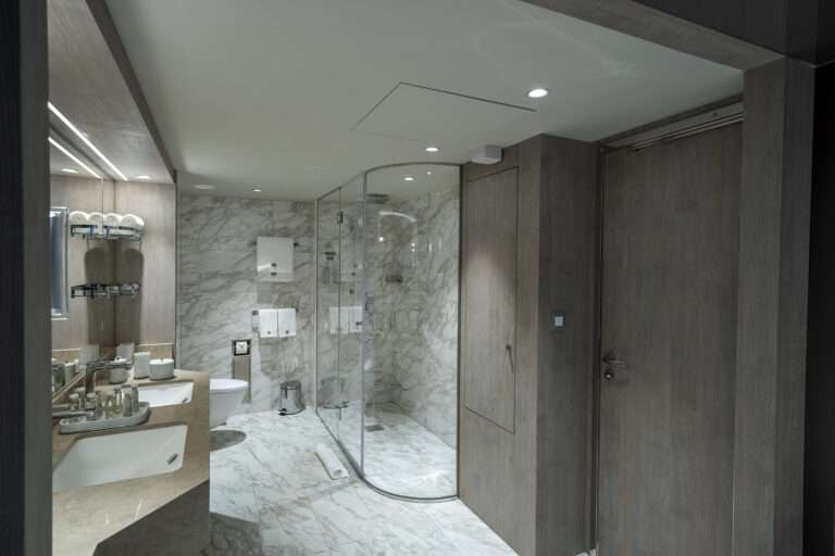 Edles Badezimmer mit Marmor-Design – Luxus Kreuzfahrt mit MSC