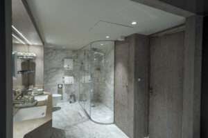 Marmorbad der Owners Suite auf der MSC World Europa – MSC Yacht Club Luxus erleben