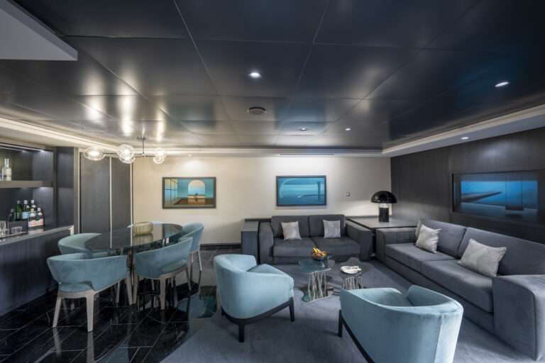 Elegantes Wohnzimmer in der Owners Suite – MSC Yacht Club