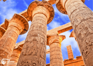 Ägypten Urlaub: Hypostylische Halle mit großen Säulen und ägyptischen Hieroglyphen im Tempel von Karnak, Luxor. - buchbar im Reisebüro Budde Urlaubseisen
