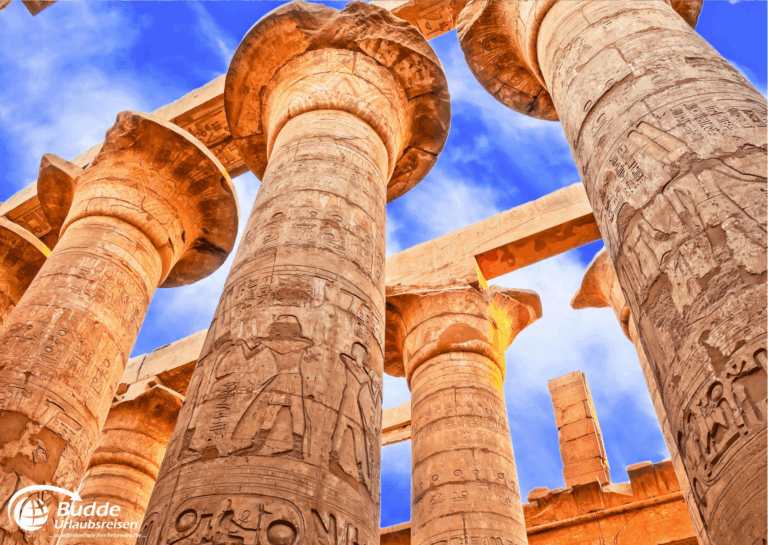 Ägypten Urlaub: Hypostylische Halle mit großen Säulen und ägyptischen Hieroglyphen im Tempel von Karnak, Luxor. - buchbar im Reisebüro Budde Urlaubseisen