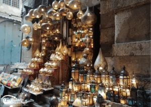 Ägypten Urlaub: Marktstand im Khan el-Khalili mit verschiedenen Laternen und dekorativen Gegenständen in Kairo. - buchbar im Reisebüro Budde Urlaubseisen