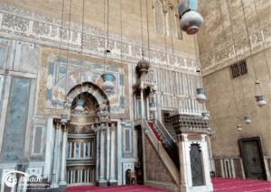 Ägypten Urlaub: Innenansicht einer Moschee mit dekorativen Elementen und einer Treppe im Hintergrund. - buchbar im Reisebüro Budde Urlaubseisen