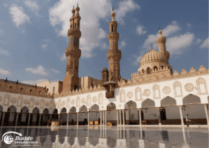 Ägypten Urlaub: Moschee in Kairo mit zwei hohen Minaretten und einer großen Kuppel im Innenhof. - buchbar im Reisebüro Budde Urlaubseisen