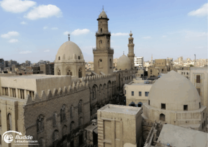 Ägypten Urlaub: Historische Gebäude mit Kuppeln und Minaretten in Kairo, Ägypten, unter blauem Himmel. - buchbar im Reisebüro Budde Urlaubseisen