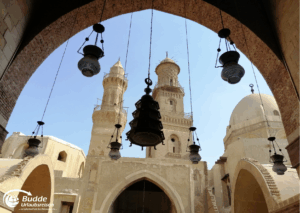 Ägypten Urlaub: Blick auf historische Gebäude mit Türmen und Kuppeln in Kairo, Ägypten. - buchbar im Reisebüro Budde Urlaubseisen