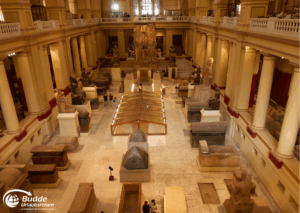 Ägypten Urlaub: Innenansicht des Ägyptischen Museums in Kairo mit antiken Statuen und Sarkophagen. - buchbar im Reisebüro Budde Urlaubseisen