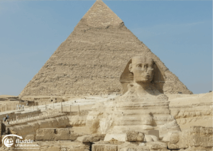 Ägypten Urlaub: Die Sphinx mit der Pyramide von Gizeh im Hintergrund, aufgenommen bei klarem Wetter. - buchbar im Reisebüro Budde Urlaubseisen