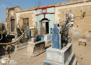 Ägypten Urlaub: Bunte Grabsteine und Pflanzen in einem Friedhof im Kairoer Stadtviertel der Toten. - buchbar im Reisebüro Budde Urlaubseisen