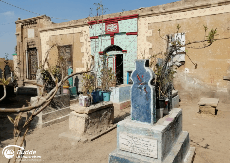 Ägypten Urlaub: Bunte Grabsteine und Pflanzen in einem Friedhof im Kairoer Stadtviertel der Toten. - buchbar im Reisebüro Budde Urlaubseisen