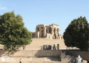Ägypten Urlaub: Der Karnak-Tempel in Ägypten mit großen Säulen und Bäumen im Vordergrund. - buchbar im Reisebüro Budde Urlaubseisen
