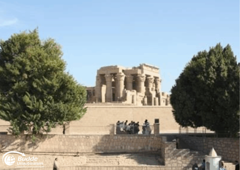 Ägypten Urlaub: Der Karnak-Tempel in Ägypten mit großen Säulen und Bäumen im Vordergrund. - buchbar im Reisebüro Budde Urlaubseisen