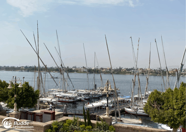 Ägypten Urlaub: Hafen in Luxor mit mehreren Segelbooten, die am Ufer des Nils angelegt sind. - buchbar im Reisebüro Budde Urlaubseisen