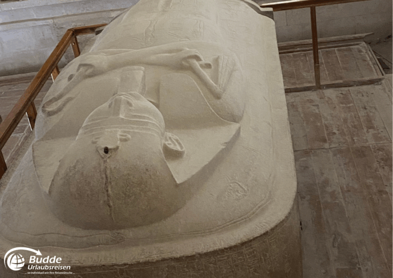 Ägypten Urlaub: Sarkophag von Merenptah, einem altägyptischen Pharao, in einem Grab in Luxor. - buchbar im Reisebüro Budde Urlaubseisen