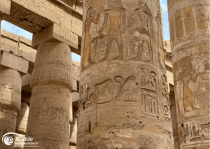 Ägypten Urlaub: Säulen im Tempel von Luxor mit detaillierten Hieroglyphen und Reliefs. - buchbar im Reisebüro Budde Urlaubseisen