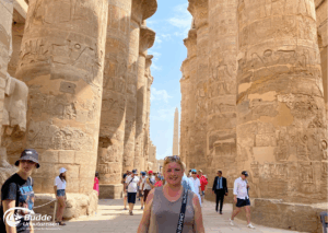 Ägypten Urlaub: Reiseexpertin Anke Budde im Tempel von Luxor, umgeben von hohen Säulen mit Hieroglyphen. - buchbar im Reisebüro Budde Urlaubseisen
