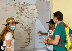 Ägypten Urlaub: Drei Personen betrachten eine Karte von Ägypten mit Fokus auf Luxor und Umgebung. - buchbar im Reisebüro Budde Urlaubseisen