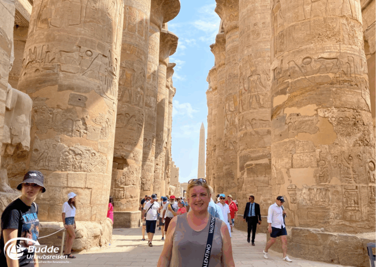 Ägypten Urlaub: Reiseexpertin Anke Budde im Tempel von Luxor, umgeben von hohen Säulen mit Hieroglyphen. - buchbar im Reisebüro Budde Urlaubseisen