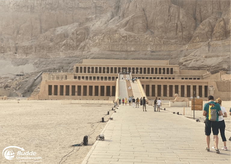 Ägypten Urlaub: Totentempel der Hatschepsut in Luxor mit einer breiten Treppe und Säulenfassade. - buchbar im Reisebüro Budde Urlaubseisen