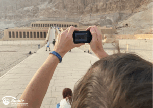 Ägypten Urlaub: Person mit Kamera, die den Totentempel der Hatschepsut in Luxor fotografiert. - buchbar im Reisebüro Budde Urlaubseisen