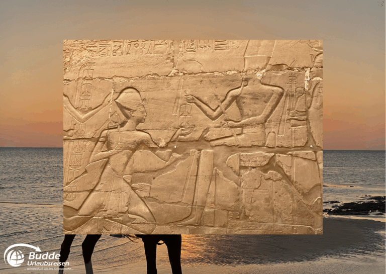 Ägypten Urlaub: Ägyptische Hieroglyphen auf einer Steinplatte vor einem Sonnenuntergang am Strand. - buchbar im Reisebüro Budde Urlaubseisen