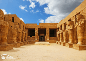 Ägypten Urlaub: Ägyptische Tempelanlage mit mehreren Statuen auf beiden Seiten des Weges. - buchbar im Reisebüro Budde Urlaubseisen