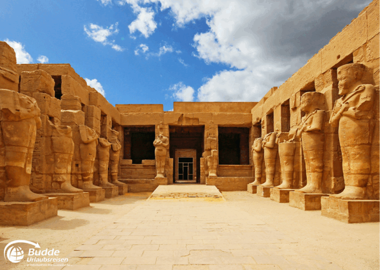 Ägypten Urlaub: Ägyptische Tempelanlage mit mehreren Statuen auf beiden Seiten des Weges. - buchbar im Reisebüro Budde Urlaubseisen